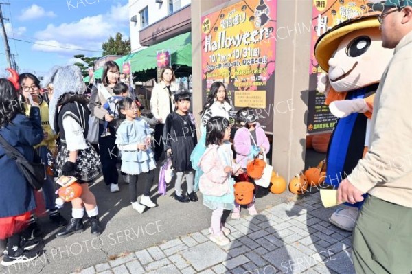 電信通り商店街でハロウィーンパレード 2