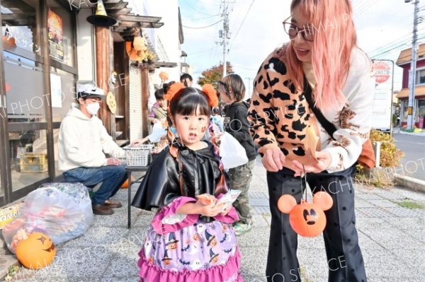 電信通り商店街でハロウィーンパレード 5