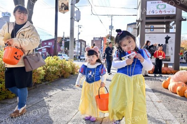 電信通り商店街でハロウィーンパレード 7