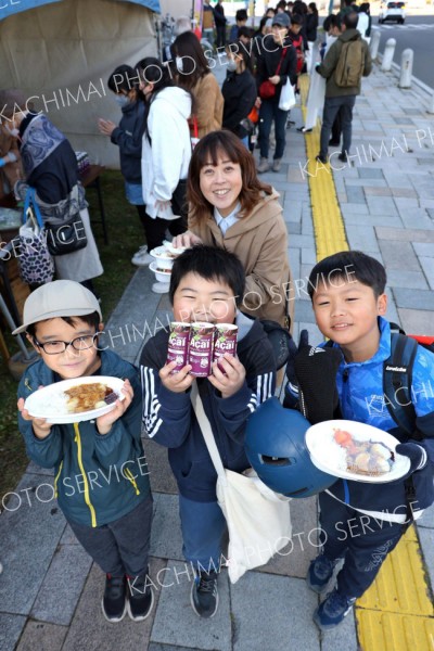 <strong>＜カレーに大喜び＞</strong><br>「こども食堂まつり２０２５」でカレーライスなどを受け取った子どもたち