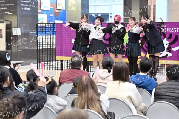 幅広い層の観客を歌とダンスで魅了した、星槎高校アイドル部のメンバーら
