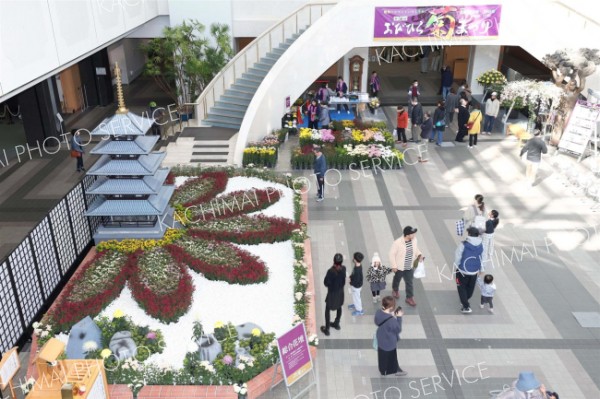 「塔を照らす大輪の華」をテーマにした総合花壇（助川かおる通信員撮影）