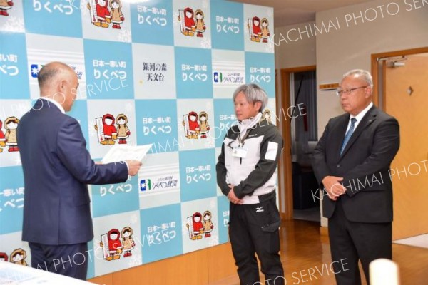 感謝状を受け取る現場関係者