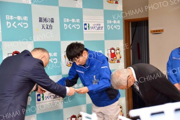 感謝状を受け取る現場関係者