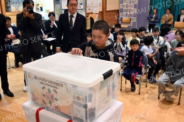 封をする石橋児童会長