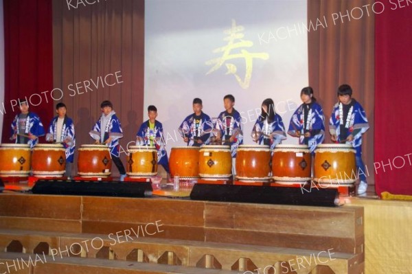 上浦幌開拓太鼓を演奏する小学５、６年生