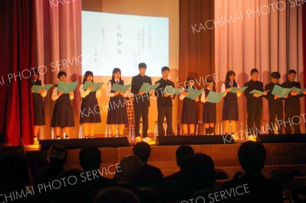 朗読劇を発表する中学生