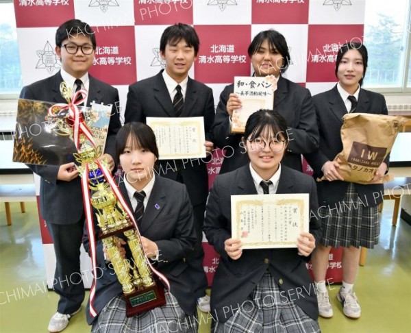 渦巻き断面、味はみそ　パン甲子園でグランプリとアイデア賞　清水高「産麓クラブ」