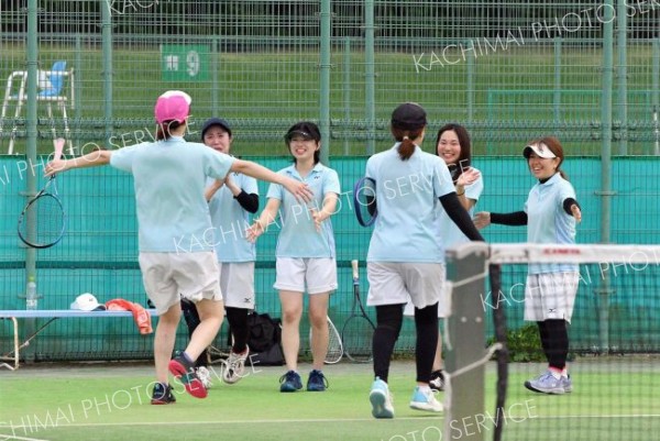 優勝して喜び合う女子のタケシマスポーツＡの選手たち