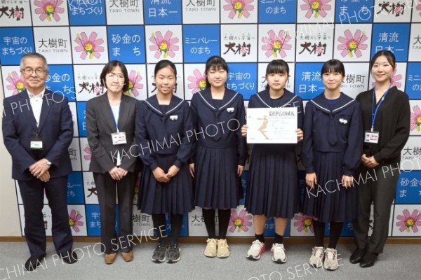 大樹中の吹奏楽部と陸上部の生徒　全道大会の結果を報告