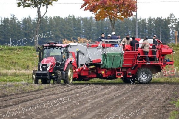 畑を旋回してのジャガイモ収穫を成功させたロボトラ。収穫機には選別担当者のみ乗り込んだ