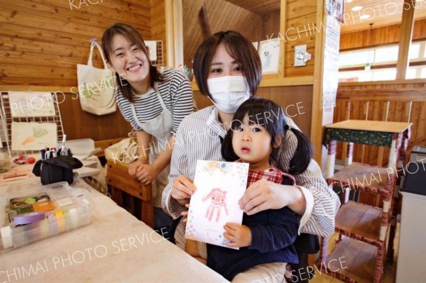 手形アートを楽しんだ来場者