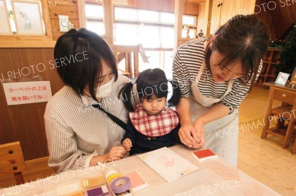 手形アートを楽しんだ来場者