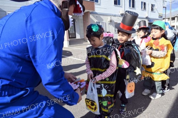 ＹＭＣＡの園児がハロウィーンパレード　音更