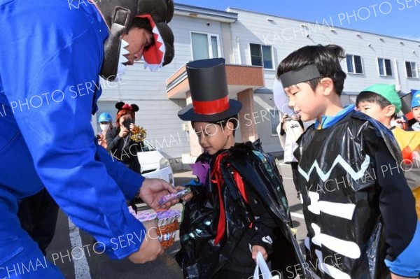 ハロウィーンパレードを楽しむ園児ら