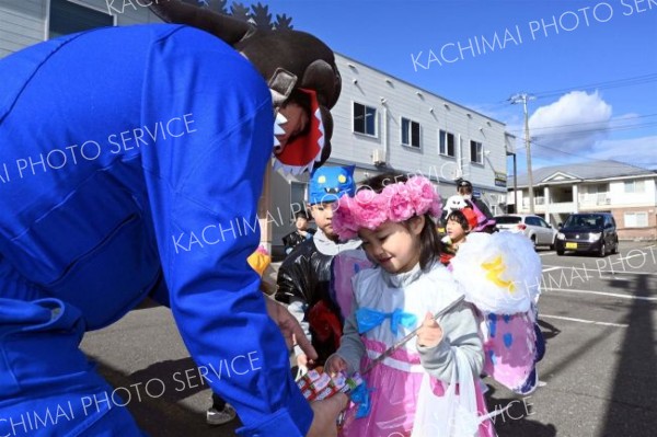 ハロウィーンパレードを楽しむ園児ら