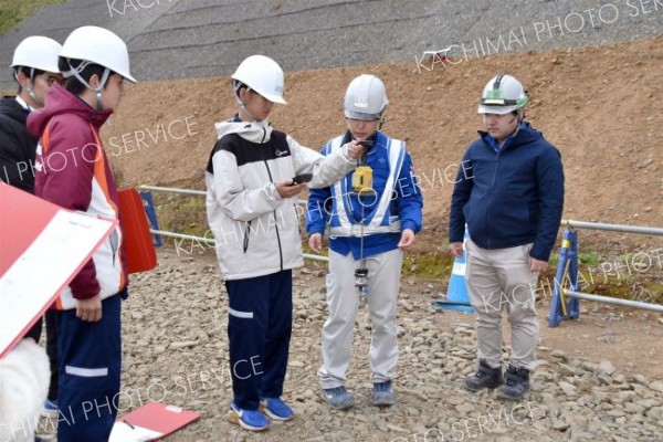 陸別中１年生が横断自動車道の現場見学