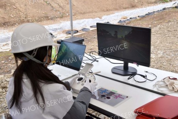 ドローンシュミレーターを体験する生徒