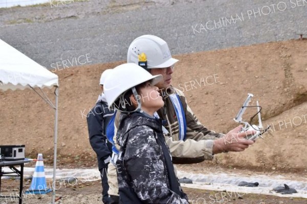 ドローン操縦を体験する生徒