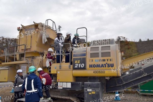 地盤改良機に乗り込む陸別中の生徒