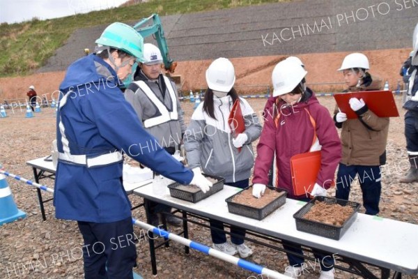 改良土に触れる生徒
