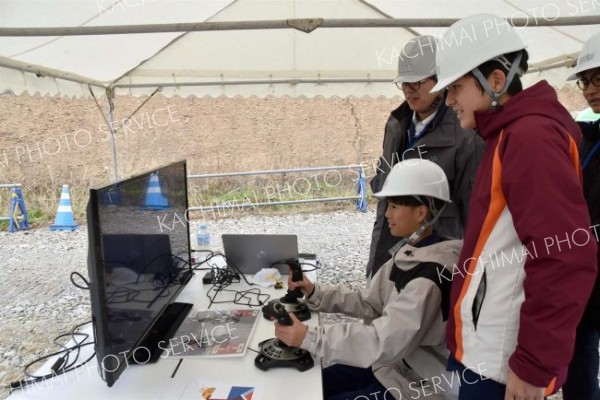 重機シュミレーターを体験する生徒