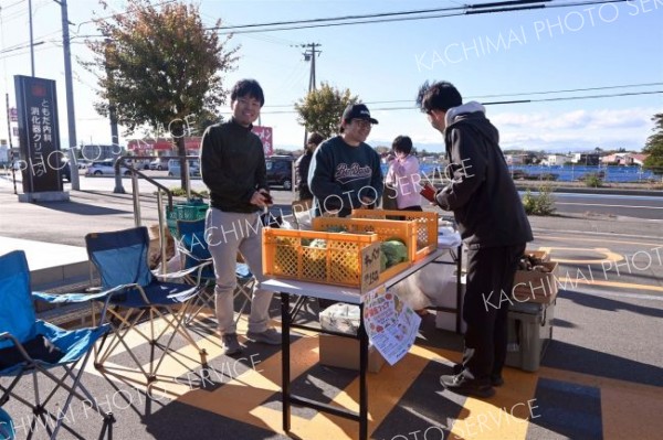 野菜を買い求める来場者