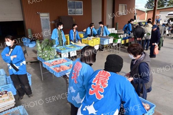 ニンジンやゴボウ、タマネギなどを買い求める人でにぎわった