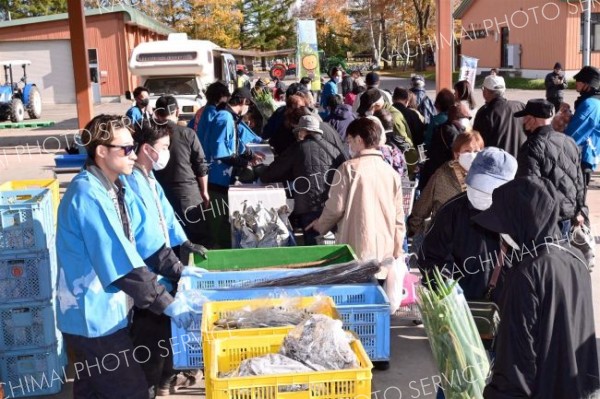 カボチャやゴボウ、タマネギなどを買い求める人でにぎわった