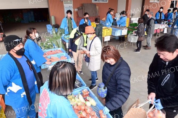 トマトやタマネギ、ブロッコリーなどを買い求める人でにぎわった