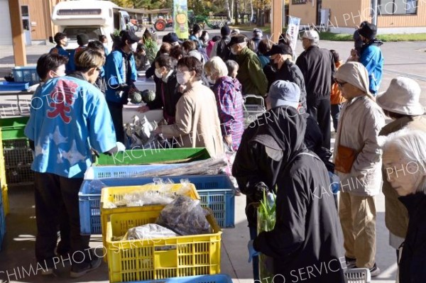 カボチャやゴボウ、タマネギなどを買い求める人でにぎわった