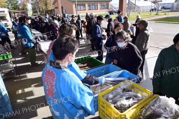カボチャやゴボウ、タマネギなどを買い求める人でにぎわった