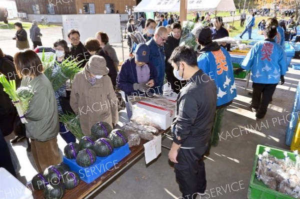カボチャやゴボウ、タマネギなどを買い求める人でにぎわった