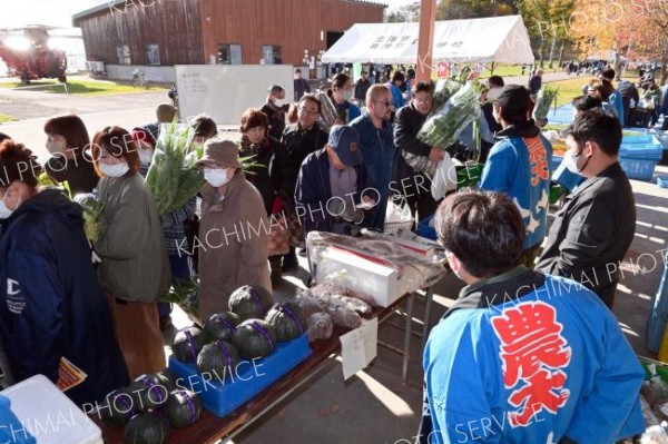 カボチャやゴボウ、タマネギなどを買い求める人でにぎわった