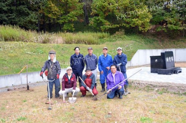 納骨塚にエゾヤマザクラを植樹　陸別「サクラの会」