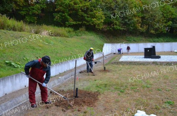 合同納骨塚の敷地を囲むように苗木１８本を植えた