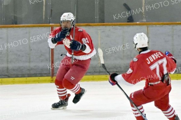 【清水―白樺学園】延長で勝ち越しゴールを決め喜ぶ清水のＤＦ伊藤紘之介（左）