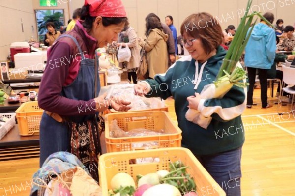１年間の感謝を込めて　新得で「くったり軽トラ市祭り」