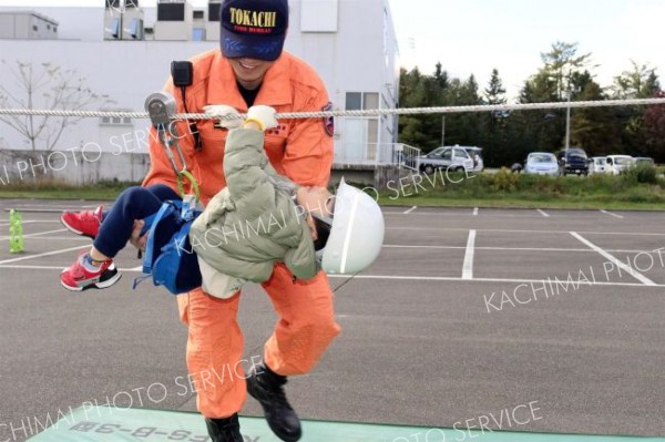 救助体験に挑戦する子ども