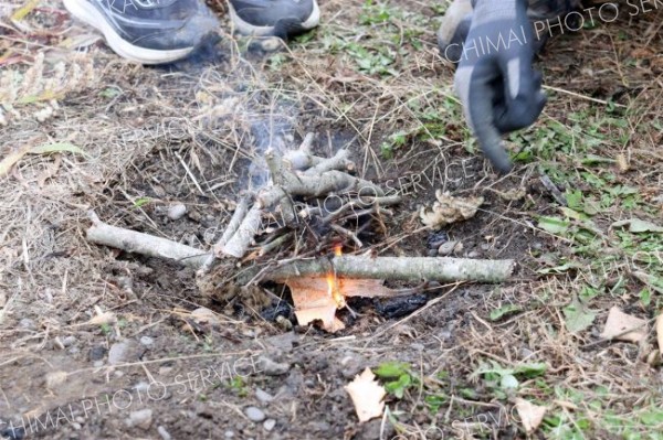 たき火でマシュマロ焼き　池田　子どもたち火おこし体験 2
