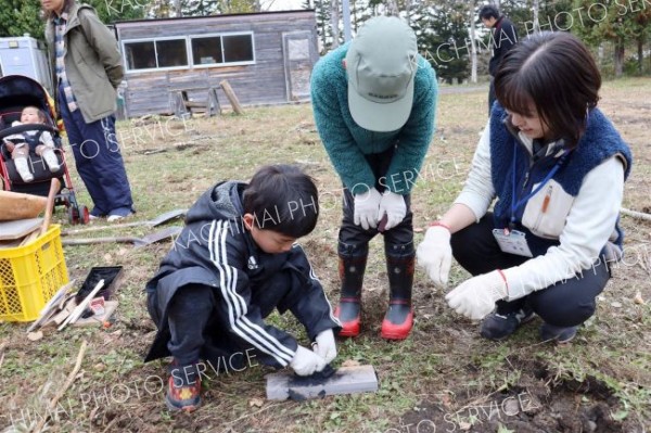 火おこしに挑戦する児童