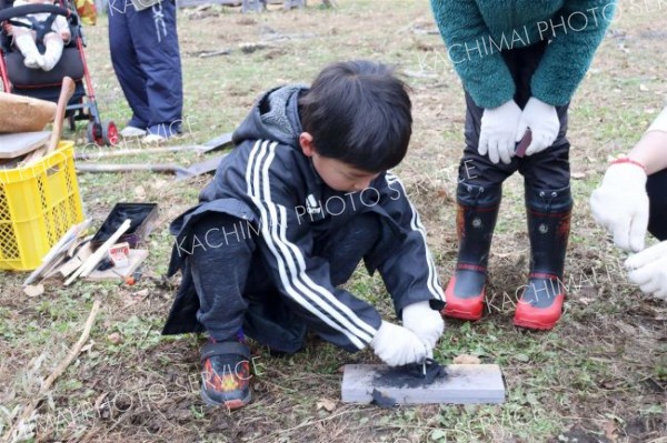 火おこしに挑戦する児童