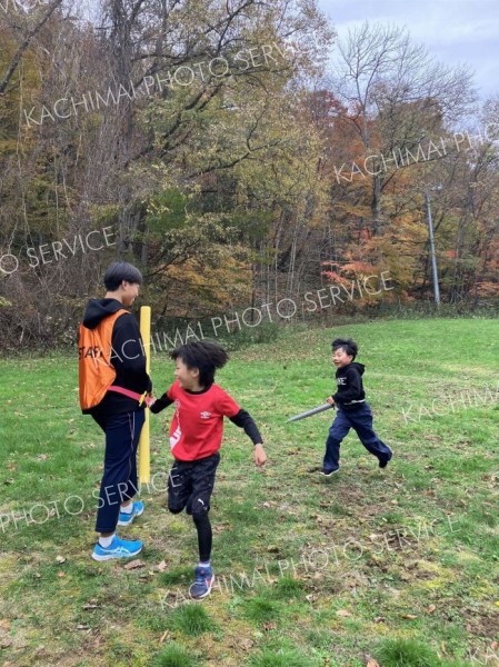 「忍者ラン」に挑戦した児童ら