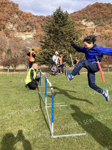 「忍者ラン」に挑戦した児童ら