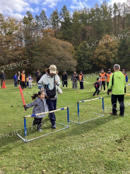「忍者ラン」に挑戦した児童ら