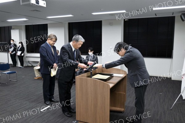 表彰状を受け取る受賞者