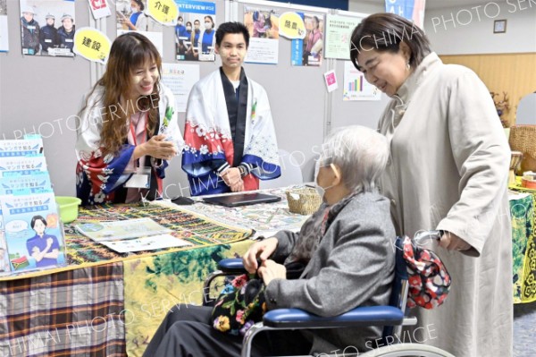 世界の人と会話楽しむ　ＪＩＣＡ帯広　菊まつり会場で「世界のともだち」～こぼれ話