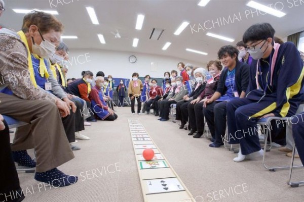 レールゲームを楽しむ参加者