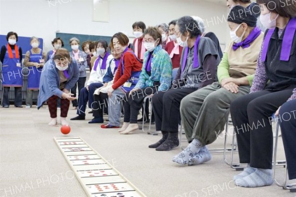 レールゲームを楽しむ参加者