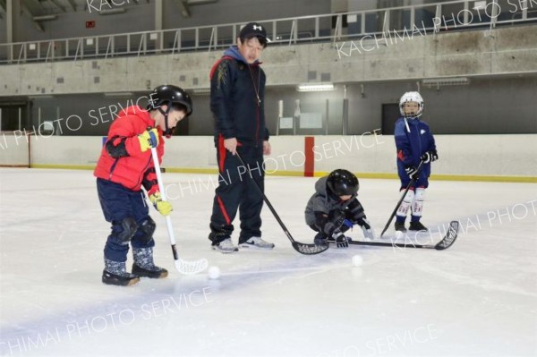清水で長靴アイスホッケーの体験会